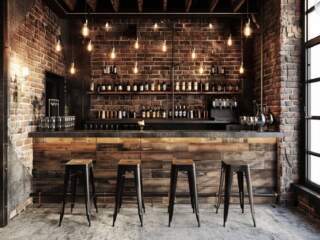 Poradnik: Jak urządzić przestrzeń barową z wykorzystaniem mebli industrialnych?
