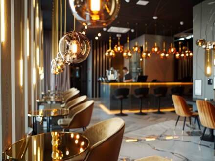 Jakie dodatki najlepiej komponują się z wnętrzami w stylu glamour?