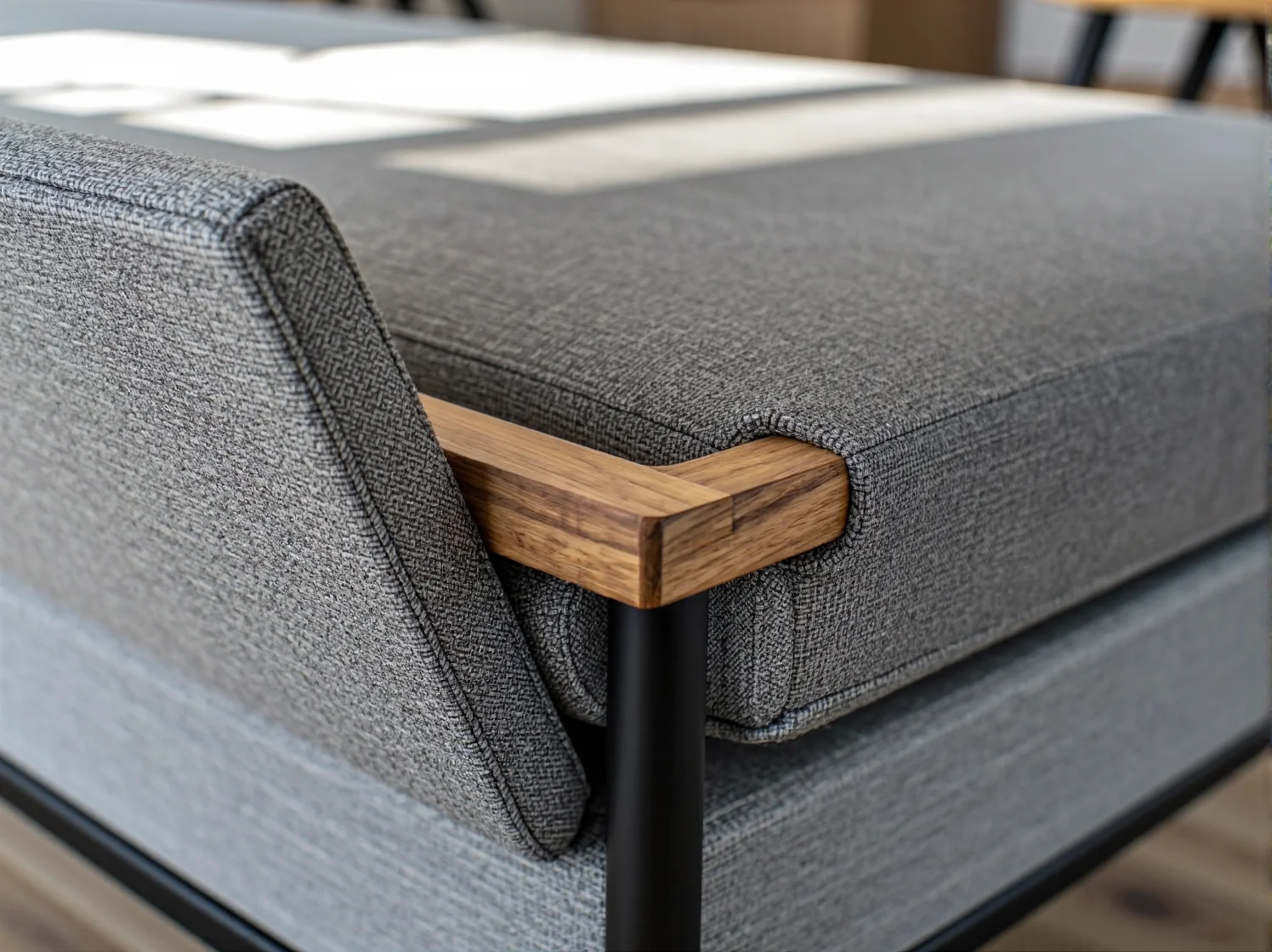 Łóżko na antresoli z biurkiem i szafą pod spodem w kolorowym pokoju dla dziecka