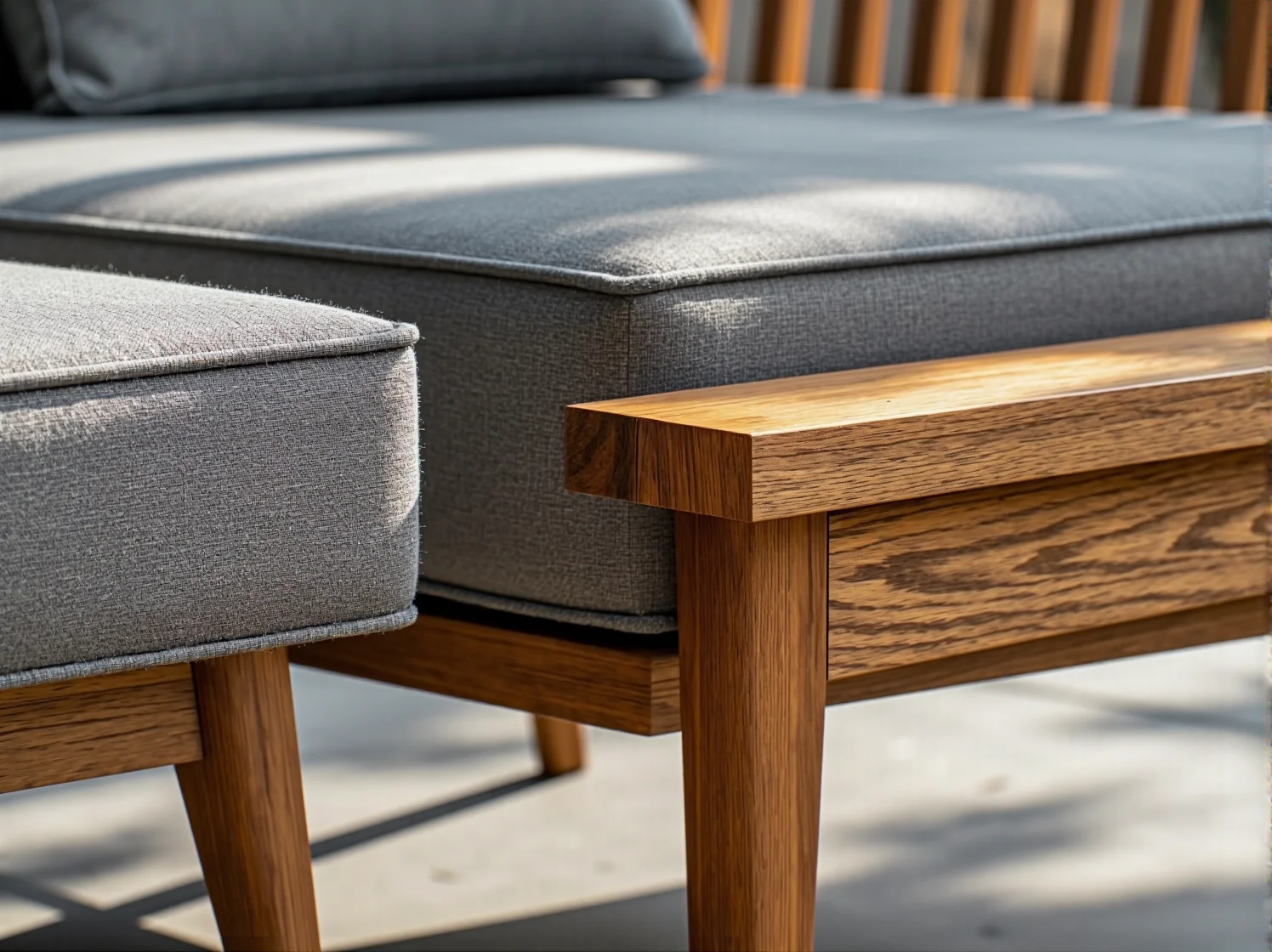 Przytulny kącik wypoczynkowy w ogrodzie japandi z lampionami i wygodnym fotelem