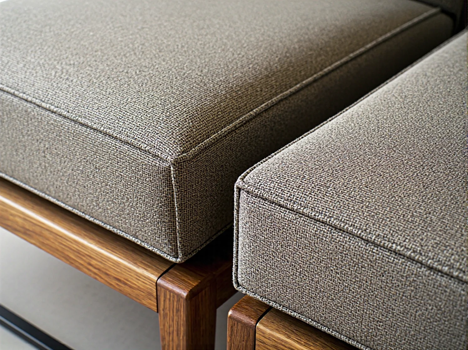 Minimalistyczna aranżacja wnętrza z drewnianą komodą i roślinami.