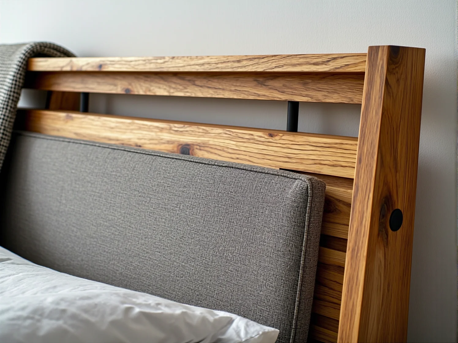 Bielenie drewna sosnowego łóżka woskiem wybielającym efekt naturalny.