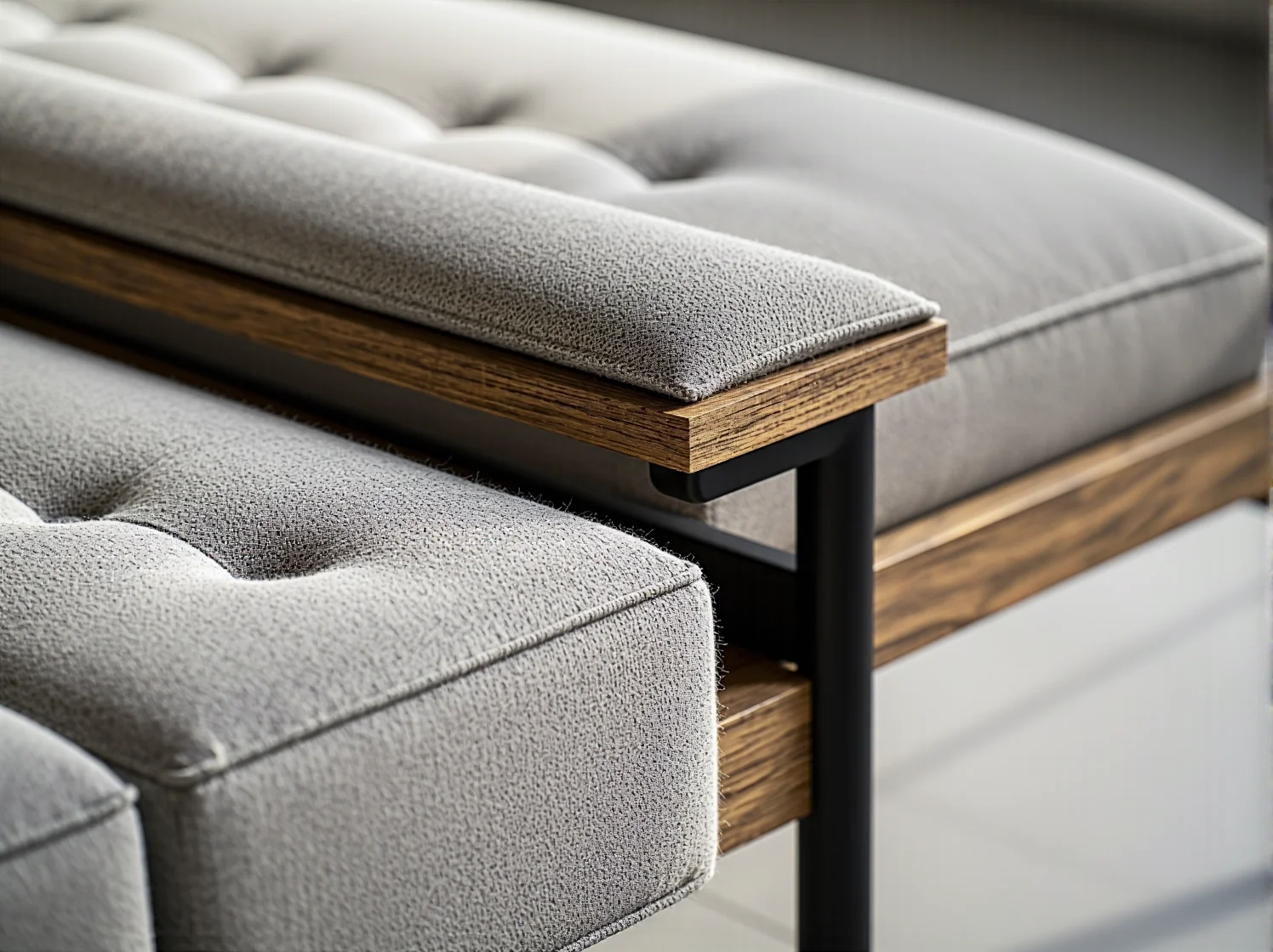 Czyszczenie materiałowego abażuru lampy podłogowej za pomocą wałka do ubrań lub delikatnej szczotki.