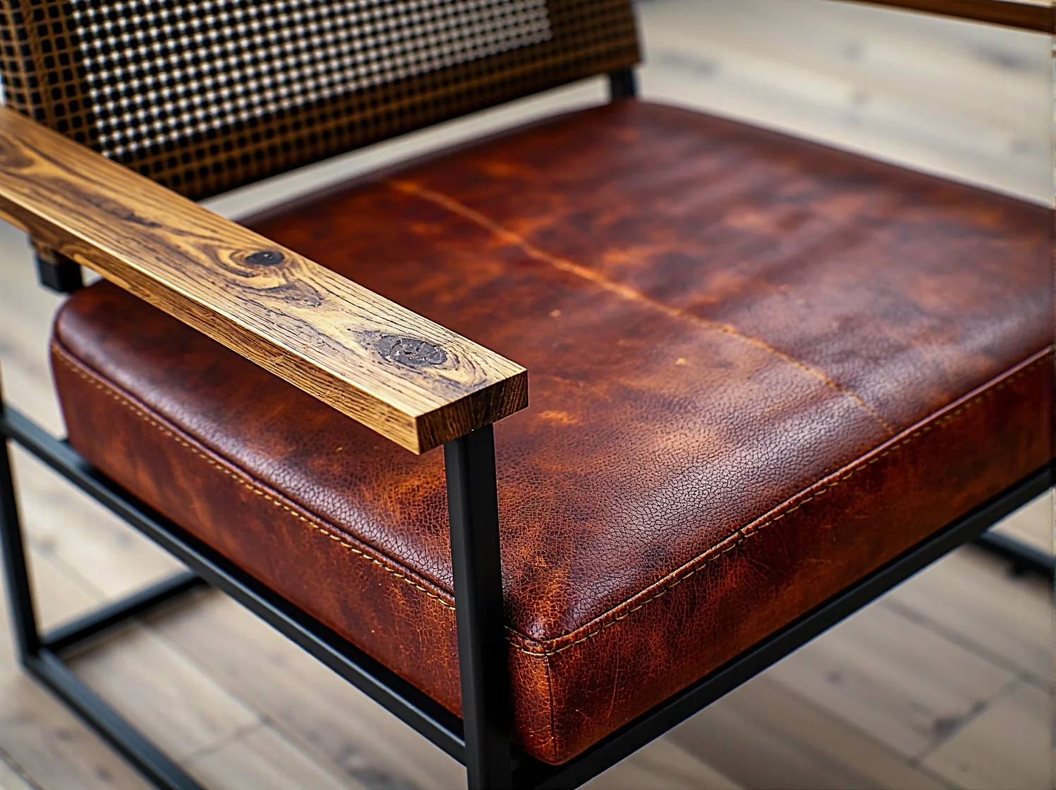 Wygodny fotel tapicerowany w stylu industrialnym do salonu