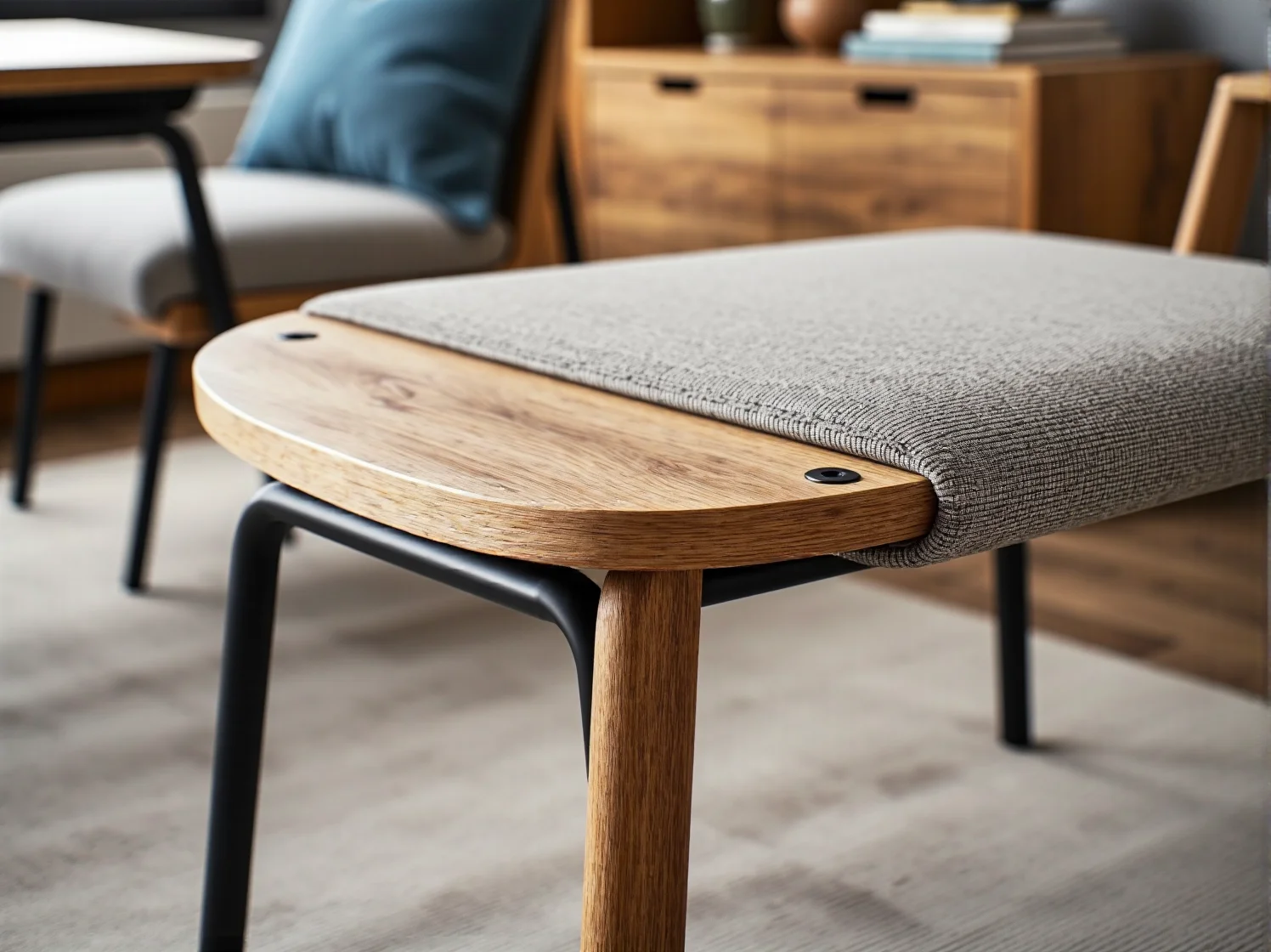 Skandynawski kącik do nauki z jasnym biurkiem i organizerami na przybory szkolne