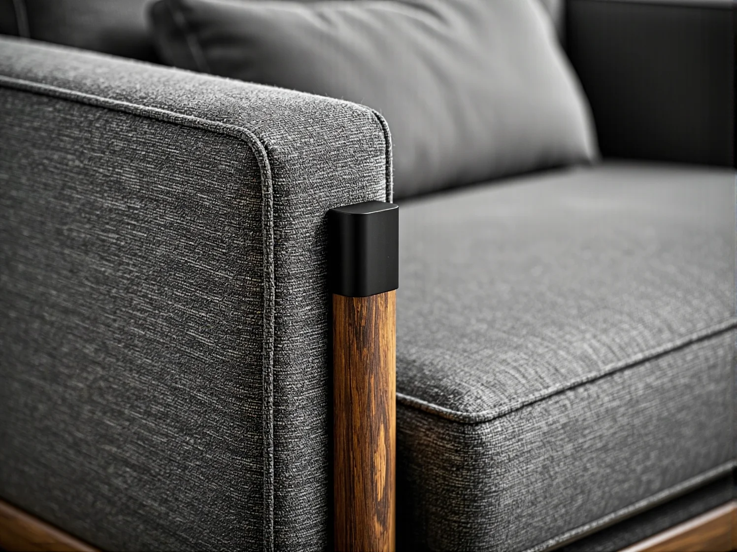 Konserwacja metalowej podstawy lampy stojącej aby zapobiec korozji i przywrócić połysk.