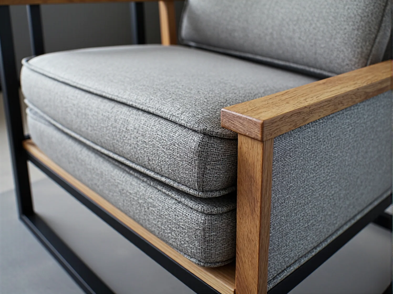 Metalowa lampa ogrodowa typu loft na drewnianym stole, dająca ciepłe i klimatyczne światło.