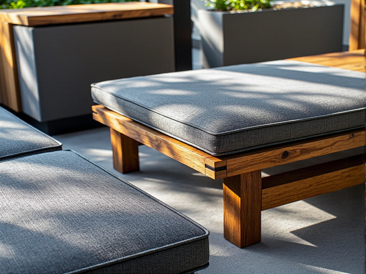 Niskie meble ogrodowe japandi na drewnianym tarasie z naturalnymi dodatkami