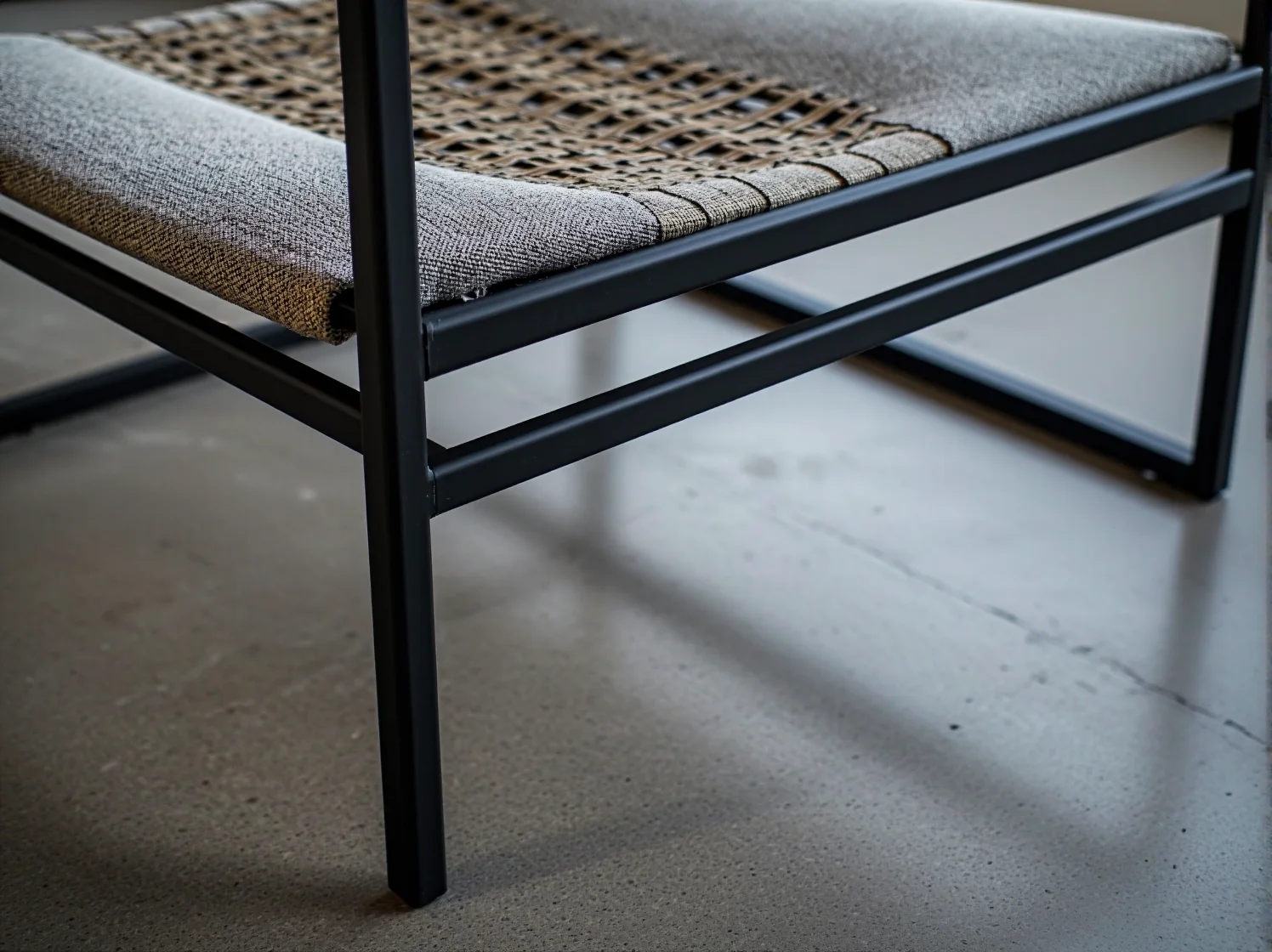 Zbliżenie na szczotkowaną strukturę miedzianego stolika kawowego