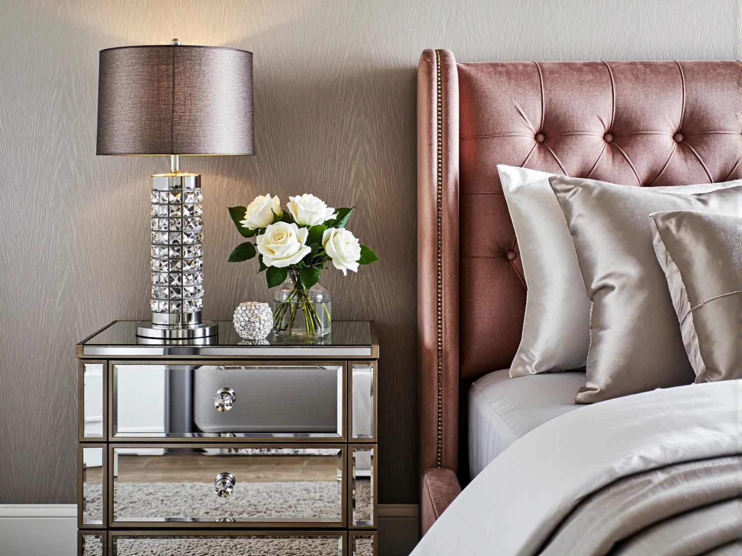 Kryształowy żyrandol i kinkiety jako luksusowe oświetlenie sypialni.