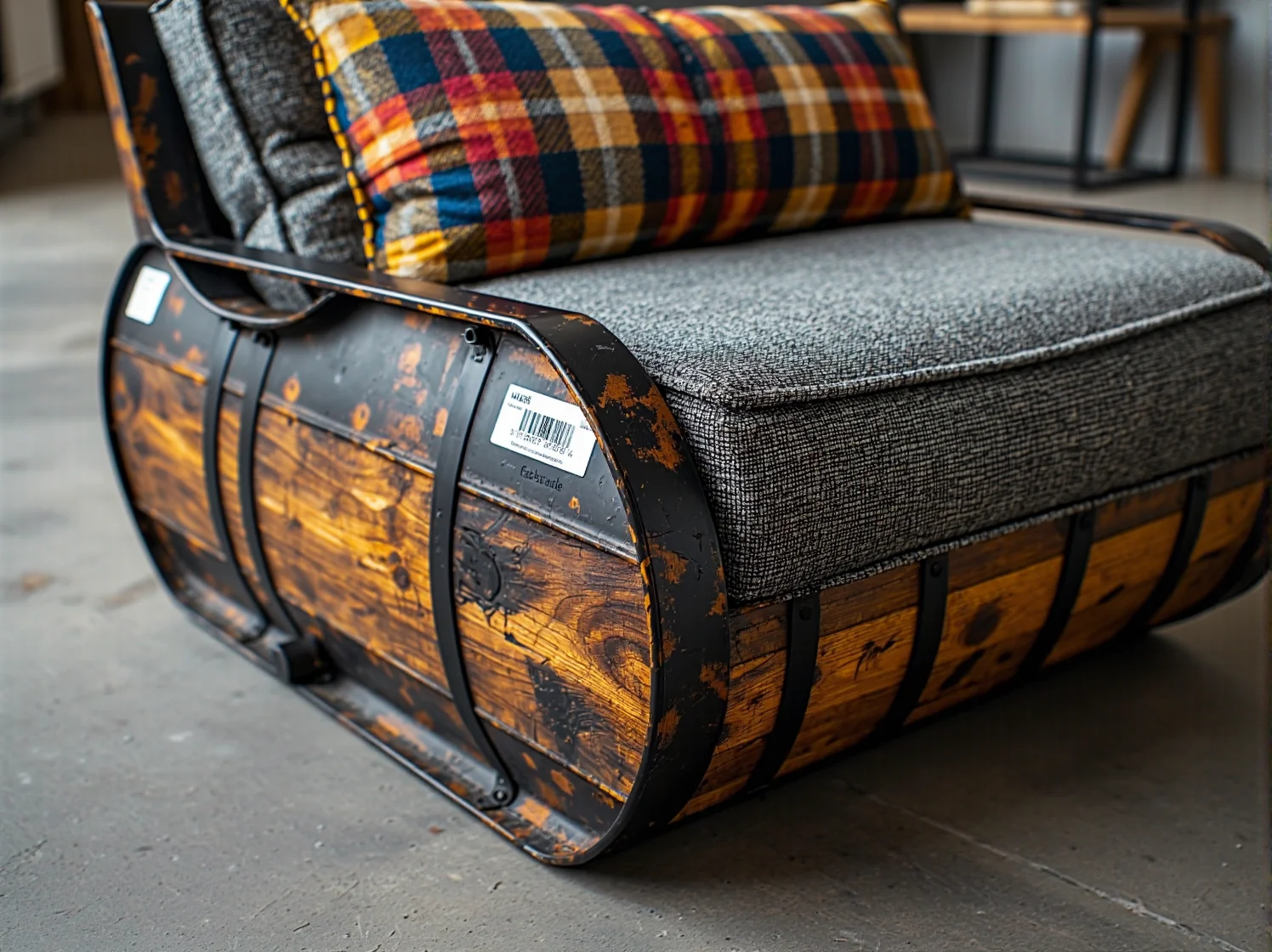 Unikalne detale mebli DIY: połączenie surowego metalu i starego drewna.